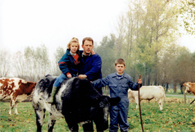 Jacques met Dorine en Karel in de wei bij de koeien